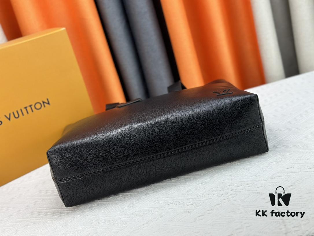 Upgraded Original M24771 This Pilot Tote Bag from the LV Aerogram Collection is crafted in cowhide leather with a spacious interior, easily accommodating daily essentials. Features an LV-letter leather plaque at the lower left corner and handles that allow for shoulder, cross-body, or handheld carry. Dimensions: 40 x 34 x 12 cm