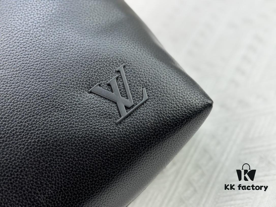 Upgraded Original M24771 This Pilot Tote Bag from the LV Aerogram Collection is crafted in cowhide leather with a spacious interior, easily accommodating daily essentials. Features an LV-letter leather plaque at the lower left corner and handles that allow for shoulder, cross-body, or handheld carry. Dimensions: 40 x 34 x 12 cm