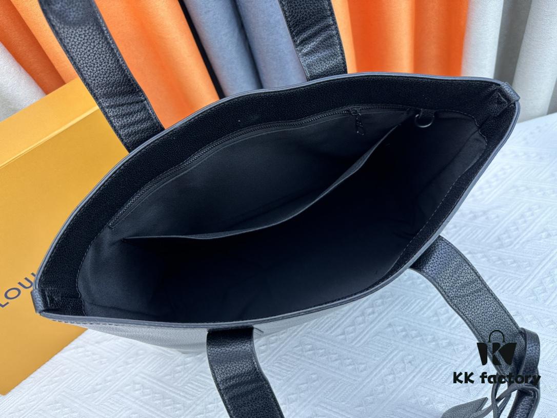 Upgraded Original M24771 This Pilot Tote Bag from the LV Aerogram Collection is crafted in cowhide leather with a spacious interior, easily accommodating daily essentials. Features an LV-letter leather plaque at the lower left corner and handles that allow for shoulder, cross-body, or handheld carry. Dimensions: 40 x 34 x 12 cm