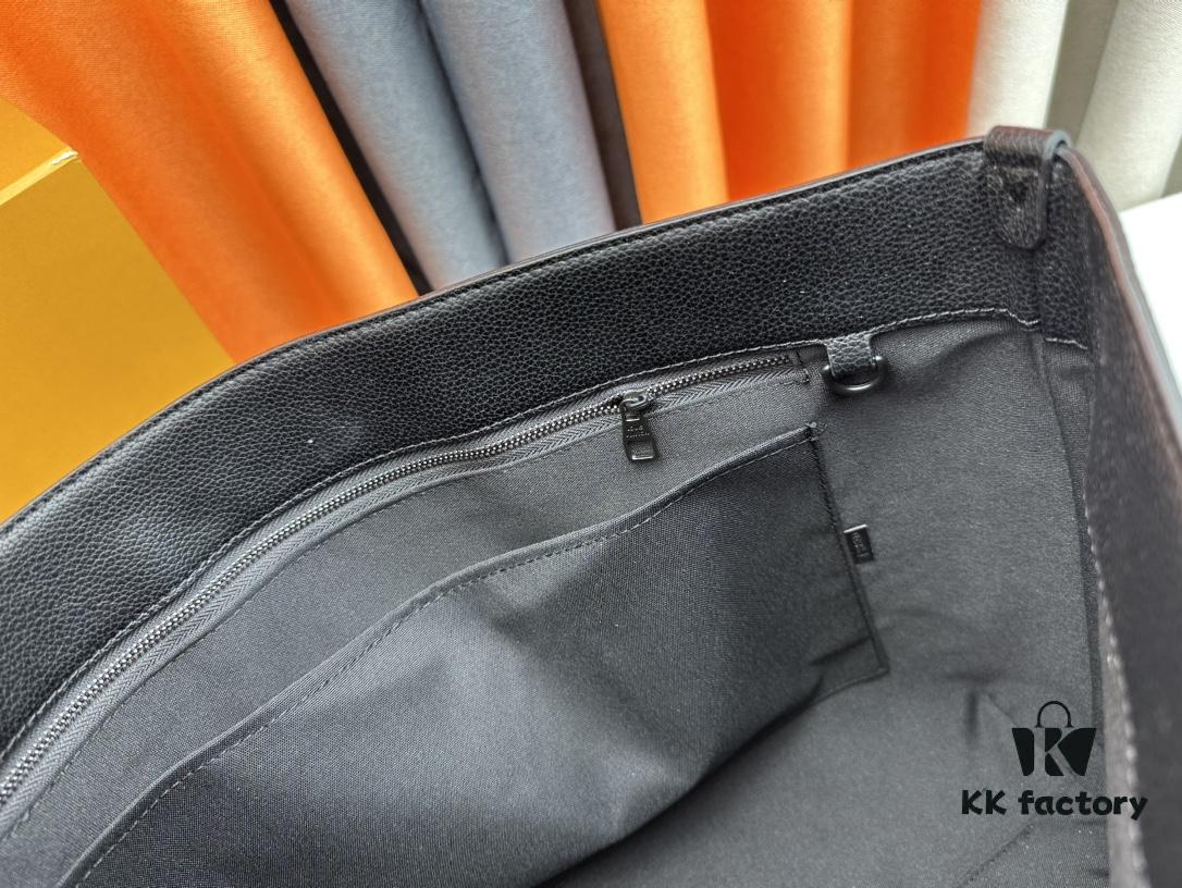 Upgraded Original M24771 This Pilot Tote Bag from the LV Aerogram Collection is crafted in cowhide leather with a spacious interior, easily accommodating daily essentials. Features an LV-letter leather plaque at the lower left corner and handles that allow for shoulder, cross-body, or handheld carry. Dimensions: 40 x 34 x 12 cm