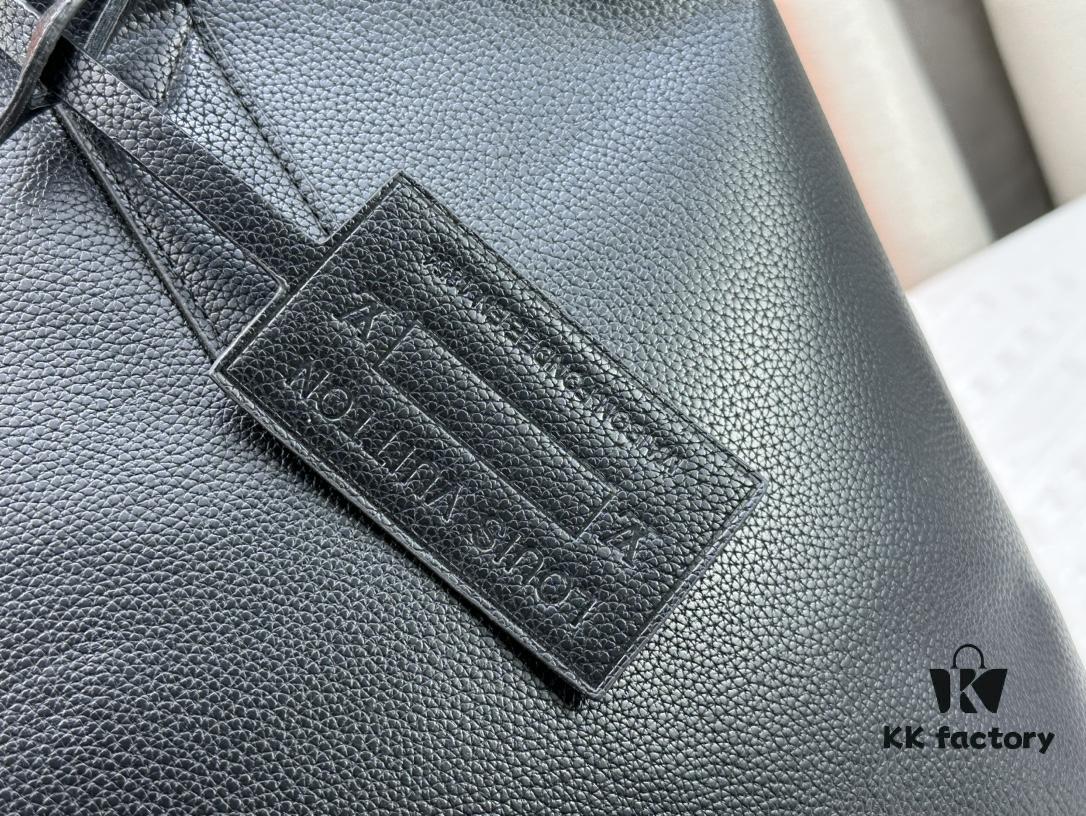 Upgraded Original M24771 This Pilot Tote Bag from the LV Aerogram Collection is crafted in cowhide leather with a spacious interior, easily accommodating daily essentials. Features an LV-letter leather plaque at the lower left corner and handles that allow for shoulder, cross-body, or handheld carry. Dimensions: 40 x 34 x 12 cm