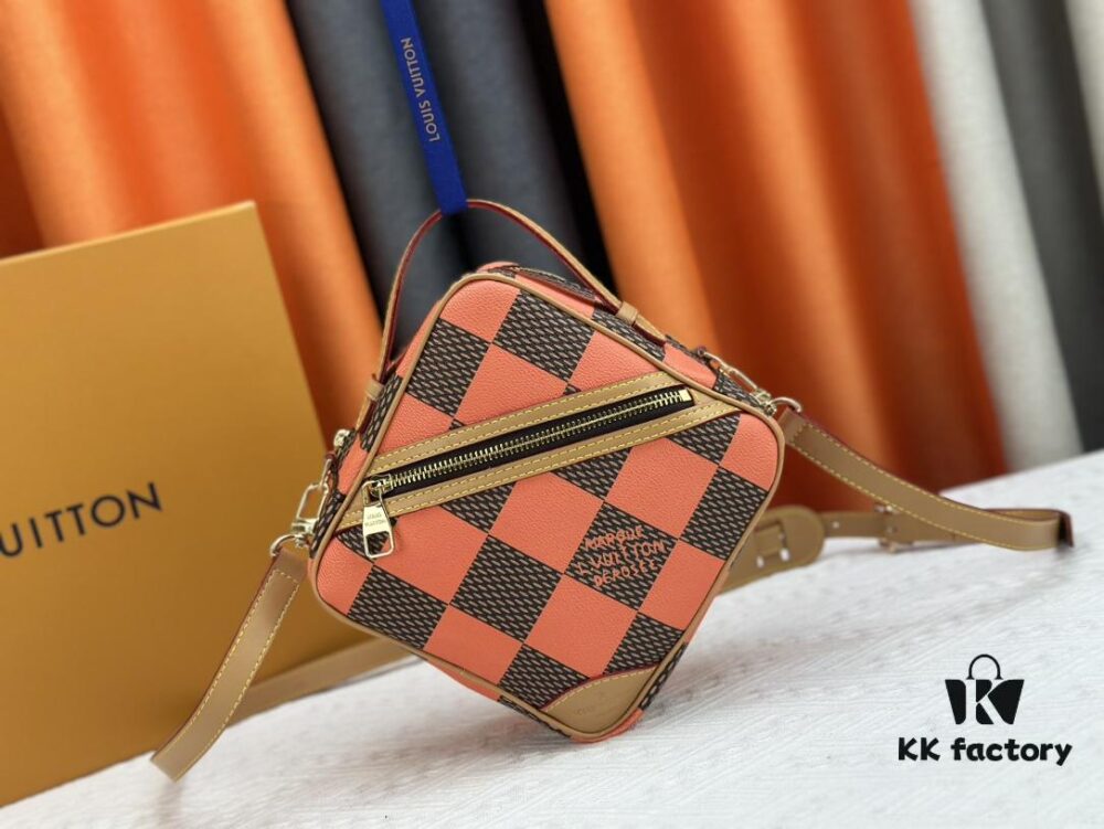 M40562 LV Square Bag Louis Vuitton 2024 Men's Spring-Summer Collection Advertising Campaign