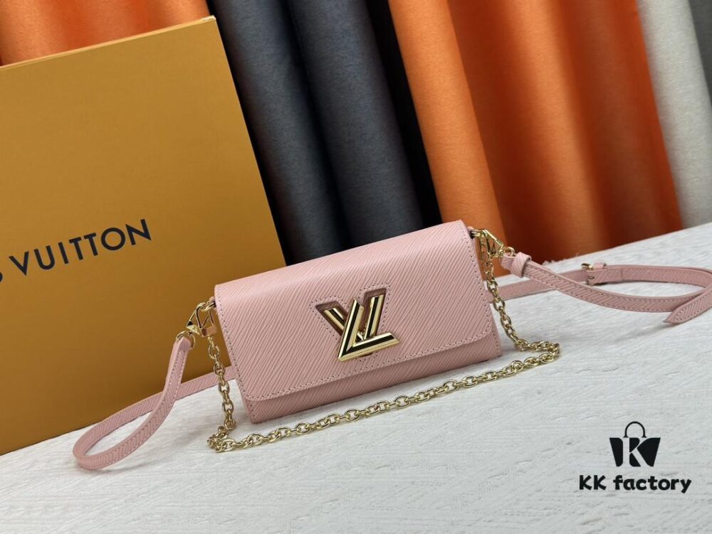 Authentic Quality [Rose] Model No. 50397/24566/24548/24550/24549 This Twist West handbag features an elongated silhouette, reinterpreting the classic design with a contemporary coolness for the new season. Dyed in modern hues, the Epi leather highlights the bag’s sophisticated character, while the iconic LV Twist lock emphasizes brand identity. Equipped with a detachable strap and chain, it offers versatile ways to carry daily essentials.