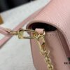 Authentic Quality [Rose] Model No. 50397/24566/24548/24550/24549 This Twist West handbag features an elongated silhouette, reinterpreting the classic design with a contemporary coolness for the new season. Dyed in modern hues, the Epi leather highlights the bag’s sophisticated character, while the iconic LV Twist lock emphasizes brand identity. Equipped with a detachable strap and chain, it offers versatile ways to carry daily essentials.