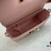 Authentic Quality [Rose] Model No. 50397/24566/24548/24550/24549 This Twist West handbag features an elongated silhouette, reinterpreting the classic design with a contemporary coolness for the new season. Dyed in modern hues, the Epi leather highlights the bag’s sophisticated character, while the iconic LV Twist lock emphasizes brand identity. Equipped with a detachable strap and chain, it offers versatile ways to carry daily essentials.