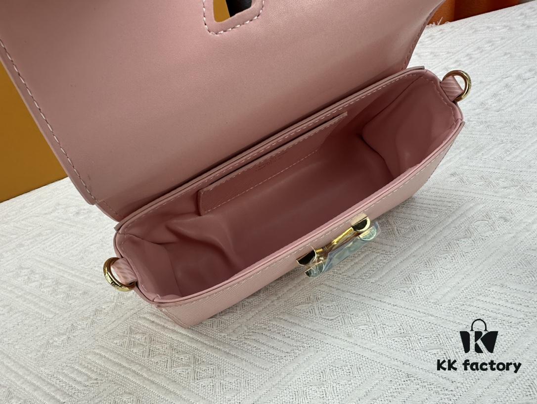 Authentic Quality [Rose] Model No. 50397/24566/24548/24550/24549 This Twist West handbag features an elongated silhouette, reinterpreting the classic design with a contemporary coolness for the new season. Dyed in modern hues, the Epi leather highlights the bag’s sophisticated character, while the iconic LV Twist lock emphasizes brand identity. Equipped with a detachable strap and chain, it offers versatile ways to carry daily essentials.