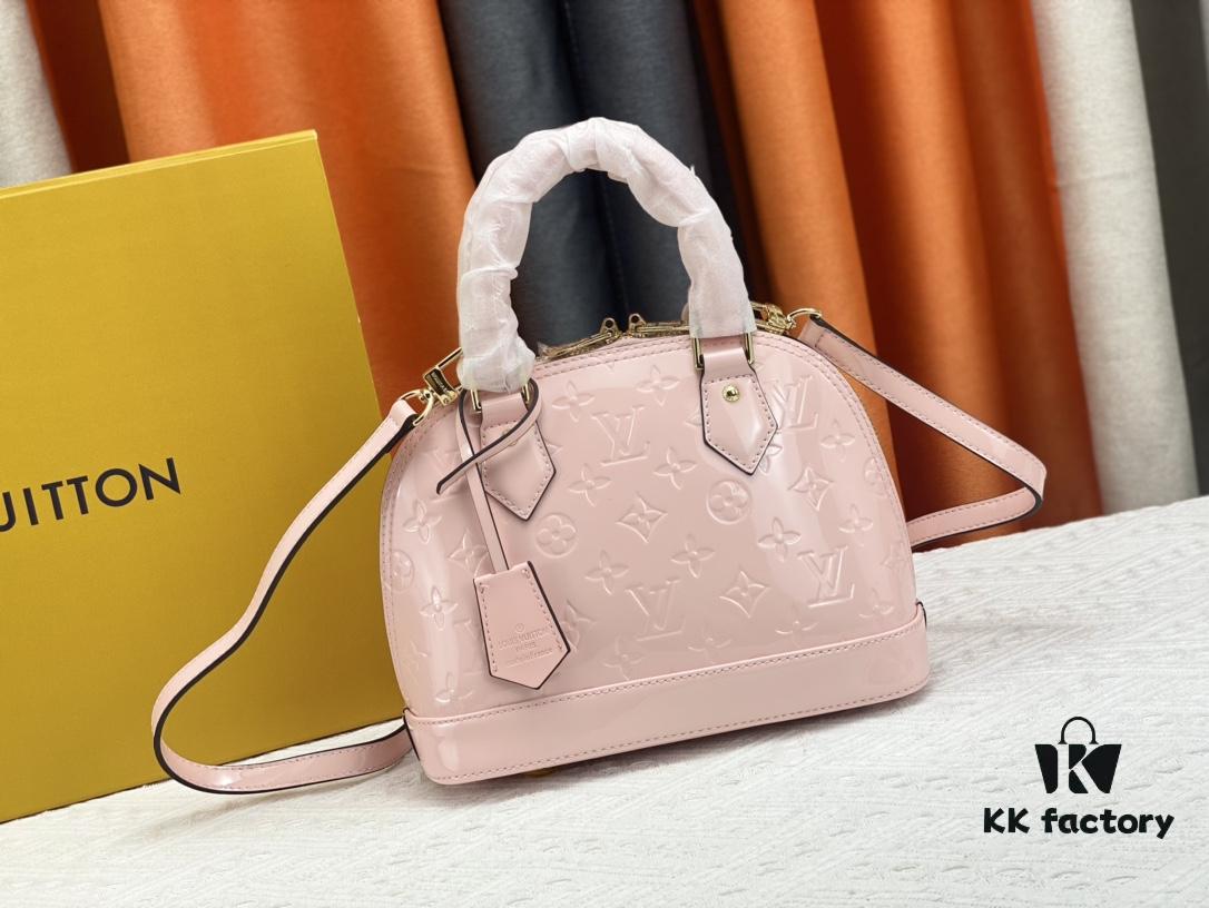 Authentic Exclusive Real Shot Background! M54395, M54785, 54786 This avant-garde and modern Tote Miroir Clutch made from smooth patent calf leather. 💁🏻 Oversized LV letter print, bold silhouette lines, unique design pairing with detachable new-style shoulder strap! Size: Large 32.0×25.0×16.0cm, Small 25×17.5×11.5cm