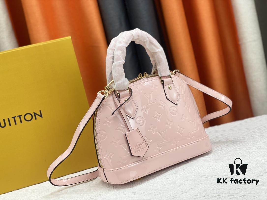 Authentic Exclusive Real Shot Background! M54395, M54785, 54786 This avant-garde and modern Tote Miroir Clutch made from smooth patent calf leather. 💁🏻 Oversized LV letter print, bold silhouette lines, unique design pairing with detachable new-style shoulder strap! Size: Large 32.0×25.0×16.0cm, Small 25×17.5×11.5cm