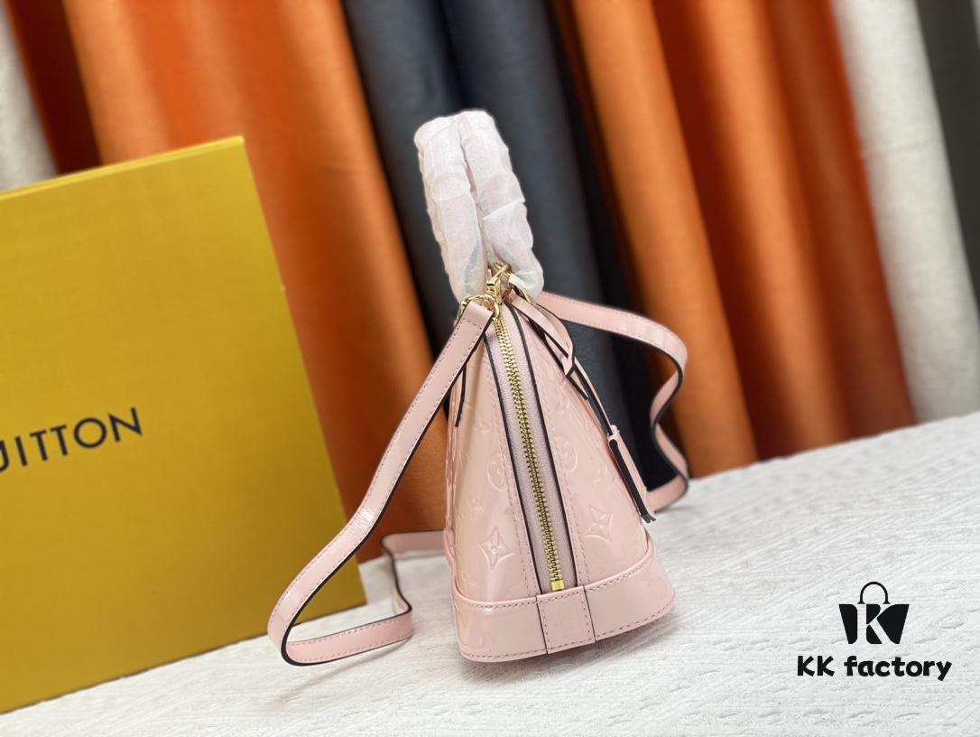 Authentic Exclusive Real Shot Background! M54395, M54785, 54786 This avant-garde and modern Tote Miroir Clutch made from smooth patent calf leather. 💁🏻 Oversized LV letter print, bold silhouette lines, unique design pairing with detachable new-style shoulder strap! Size: Large 32.0×25.0×16.0cm, Small 25×17.5×11.5cm