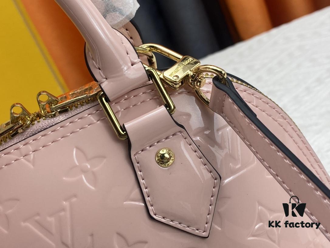 Authentic Exclusive Real Shot Background! M54395, M54785, 54786 This avant-garde and modern Tote Miroir Clutch made from smooth patent calf leather. 💁🏻 Oversized LV letter print, bold silhouette lines, unique design pairing with detachable new-style shoulder strap! Size: Large 32.0×25.0×16.0cm, Small 25×17.5×11.5cm