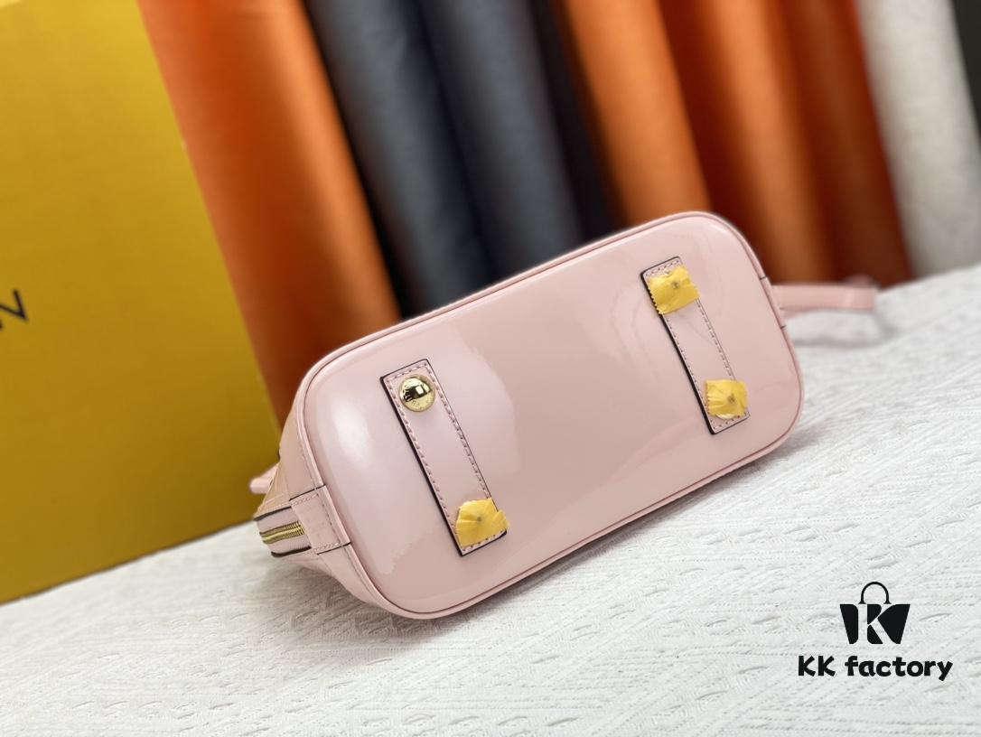 Authentic Exclusive Real Shot Background! M54395, M54785, 54786 This avant-garde and modern Tote Miroir Clutch made from smooth patent calf leather. 💁🏻 Oversized LV letter print, bold silhouette lines, unique design pairing with detachable new-style shoulder strap! Size: Large 32.0×25.0×16.0cm, Small 25×17.5×11.5cm