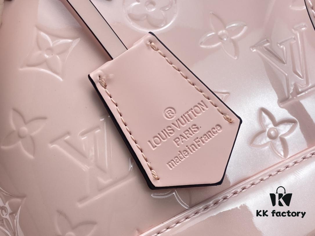 Authentic Exclusive Real Shot Background! M54395, M54785, 54786 This avant-garde and modern Tote Miroir Clutch made from smooth patent calf leather. 💁🏻 Oversized LV letter print, bold silhouette lines, unique design pairing with detachable new-style shoulder strap! Size: Large 32.0×25.0×16.0cm, Small 25×17.5×11.5cm