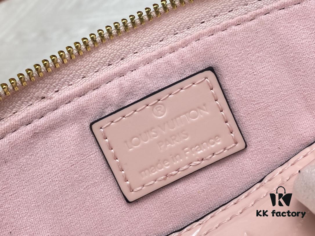 Authentic Exclusive Real Shot Background! M54395, M54785, 54786 This avant-garde and modern Tote Miroir Clutch made from smooth patent calf leather. 💁🏻 Oversized LV letter print, bold silhouette lines, unique design pairing with detachable new-style shoulder strap! Size: Large 32.0×25.0×16.0cm, Small 25×17.5×11.5cm