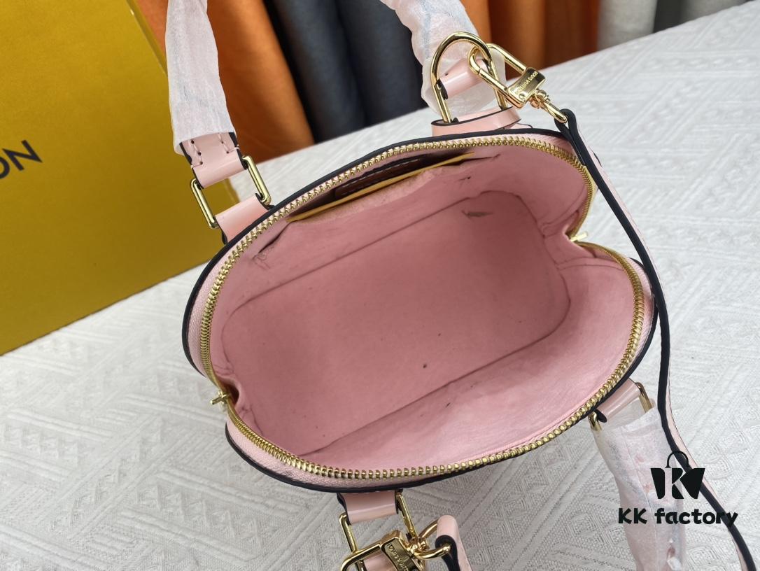 Authentic Exclusive Real Shot Background! M54395, M54785, 54786 This avant-garde and modern Tote Miroir Clutch made from smooth patent calf leather. 💁🏻 Oversized LV letter print, bold silhouette lines, unique design pairing with detachable new-style shoulder strap! Size: Large 32.0×25.0×16.0cm, Small 25×17.5×11.5cm