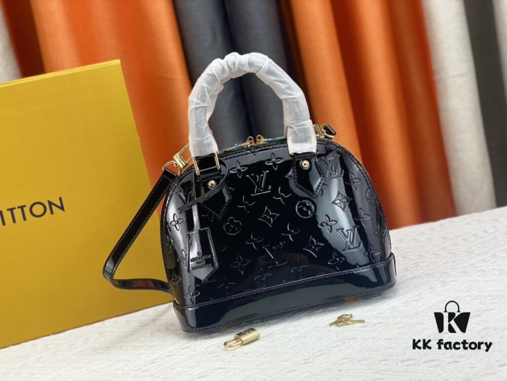 Authentic Exclusive Real Shot Background! M54395, M54785, 54786 This avant-garde and modern Tote Miroir Shell Bag crafted from smooth patent calf leather. Featuring an oversized LV monogram, bold silhouette lines, unique design details, and equipped with a detachable new-style shoulder strap! Size: Large 32.0×25.0×16.0cm, Small 25×17.5×11.5cm