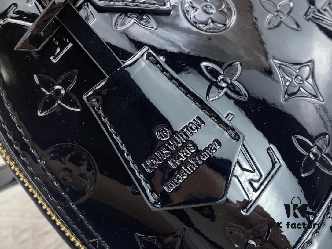 Authentic Exclusive Real Shot Background! M54395, M54785, 54786 This avant-garde and modern Tote Miroir Shell Bag crafted from smooth patent calf leather. Featuring an oversized LV monogram, bold silhouette lines, unique design details, and equipped with a detachable new-style shoulder strap! Size: Large 32.0×25.0×16.0cm, Small 25×17.5×11.5cm