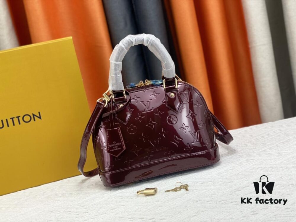 Authentic Exclusive Real Photo Background! M54395, M54785, 54786 This avant-garde and modern Tote Miroir Clutch made from smooth patent calf leather. 💁🏻 Featuring an oversized LV monogram, bold silhouette lines, unique design details, and equipped with a detachable new-style shoulder strap!