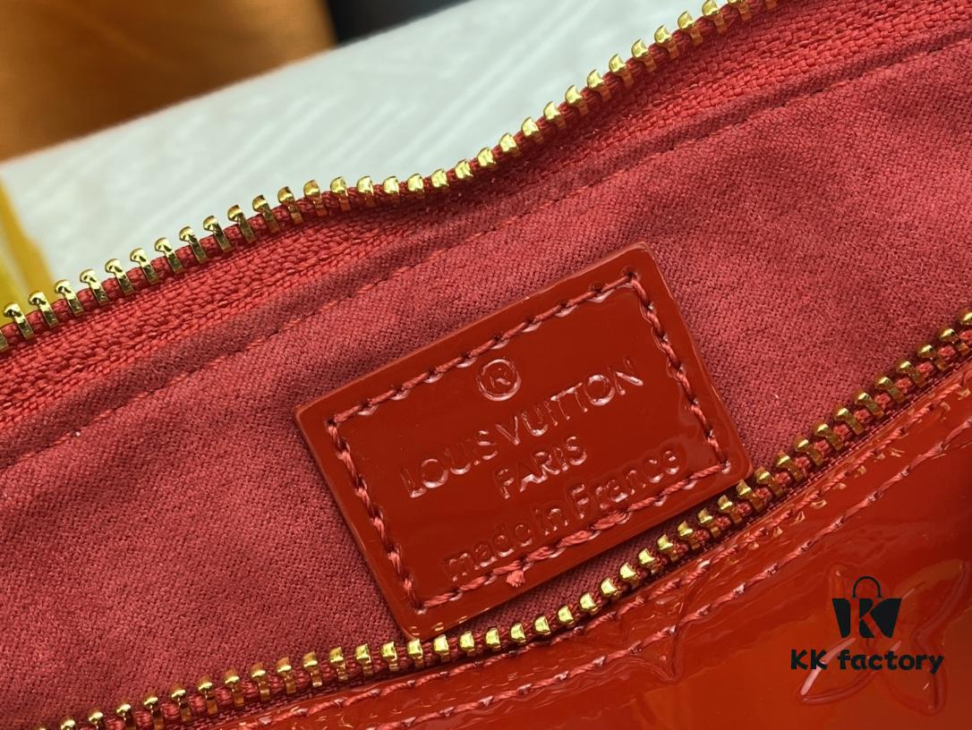 Authentic Exclusive Real Photo Background! M54395, M54785, 54786 This avant-garde and modern Tote Miroir shell bag crafted from smooth patent calf leather. Featuring an oversized LV monogram, bold silhouette lines, unique design pairing, and equipped with a detachable new-style shoulder strap! Size: Large 32.0×25.0×16.0cm, Small 25×17.5×11.5cm