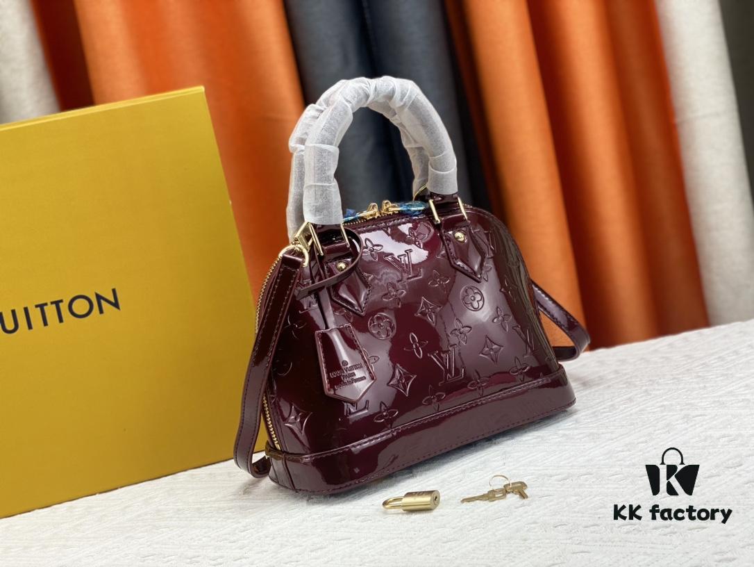 Authentic Exclusive Real Photo Background! M54395, M54785, 54786 This avant-garde and modern Tote Miroir Clutch made from smooth patent calf leather. 💁🏻 Featuring an oversized LV monogram, bold silhouette lines, unique design details, and equipped with a detachable new-style shoulder strap!