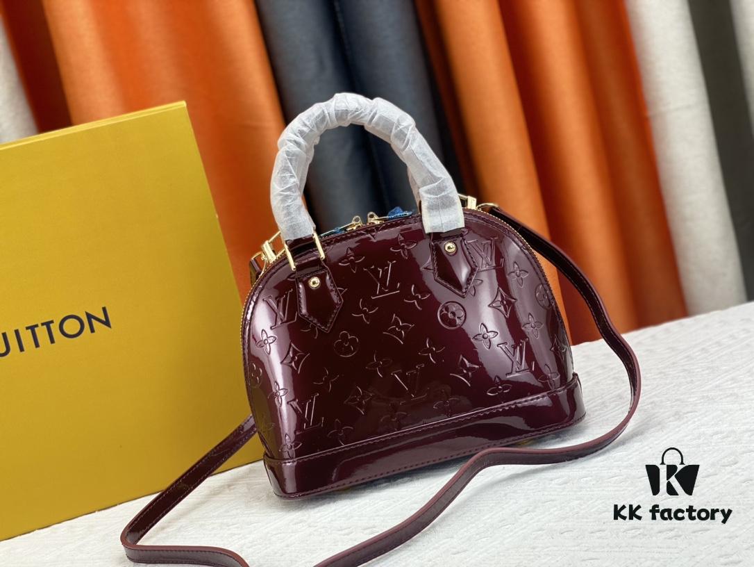 Authentic Exclusive Real Photo Background! M54395, M54785, 54786 This avant-garde and modern Tote Miroir Clutch made from smooth patent calf leather. 💁🏻 Featuring an oversized LV monogram, bold silhouette lines, unique design details, and equipped with a detachable new-style shoulder strap!