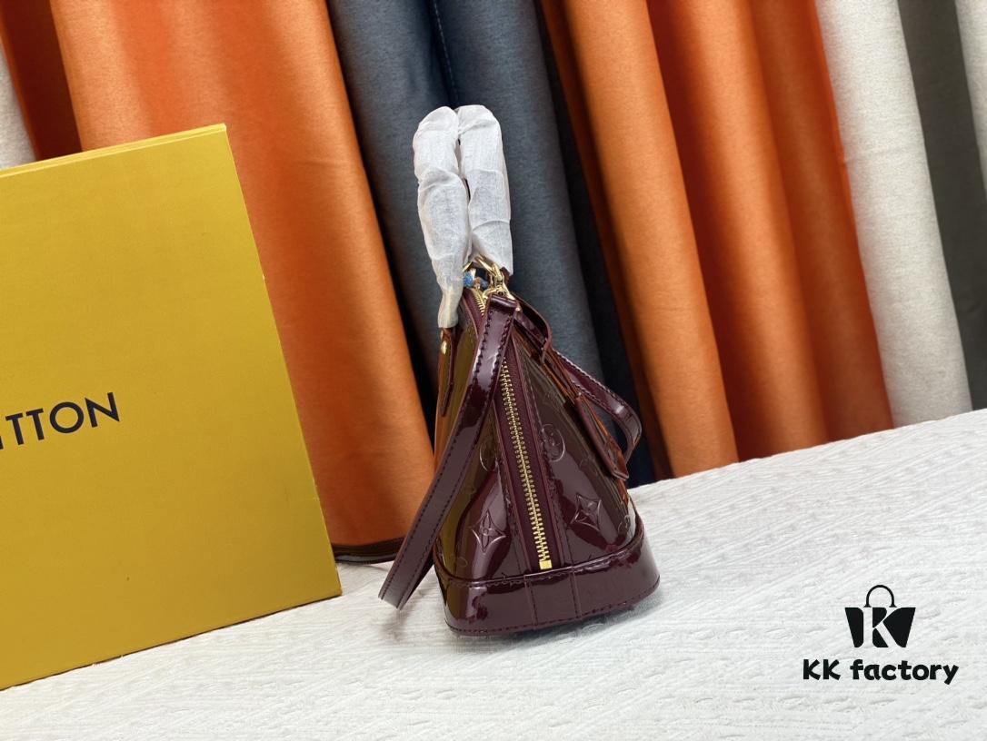 Authentic Exclusive Real Photo Background! M54395, M54785, 54786 This avant-garde and modern Tote Miroir Clutch made from smooth patent calf leather. 💁🏻 Featuring an oversized LV monogram, bold silhouette lines, unique design details, and equipped with a detachable new-style shoulder strap!