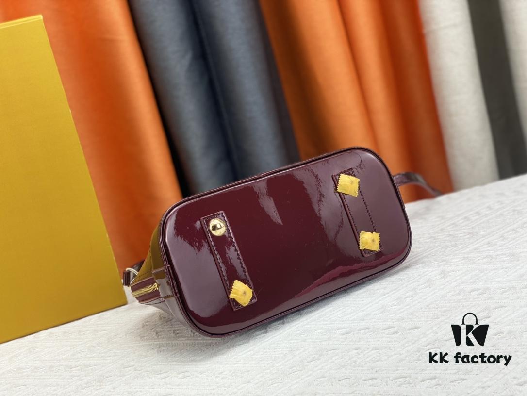 Authentic Exclusive Real Photo Background! M54395, M54785, 54786 This avant-garde and modern Tote Miroir Clutch made from smooth patent calf leather. 💁🏻 Featuring an oversized LV monogram, bold silhouette lines, unique design details, and equipped with a detachable new-style shoulder strap!
