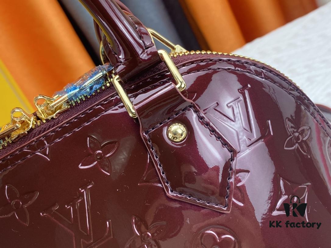 Authentic Exclusive Real Photo Background! M54395, M54785, 54786 This avant-garde and modern Tote Miroir Clutch made from smooth patent calf leather. 💁🏻 Featuring an oversized LV monogram, bold silhouette lines, unique design details, and equipped with a detachable new-style shoulder strap!