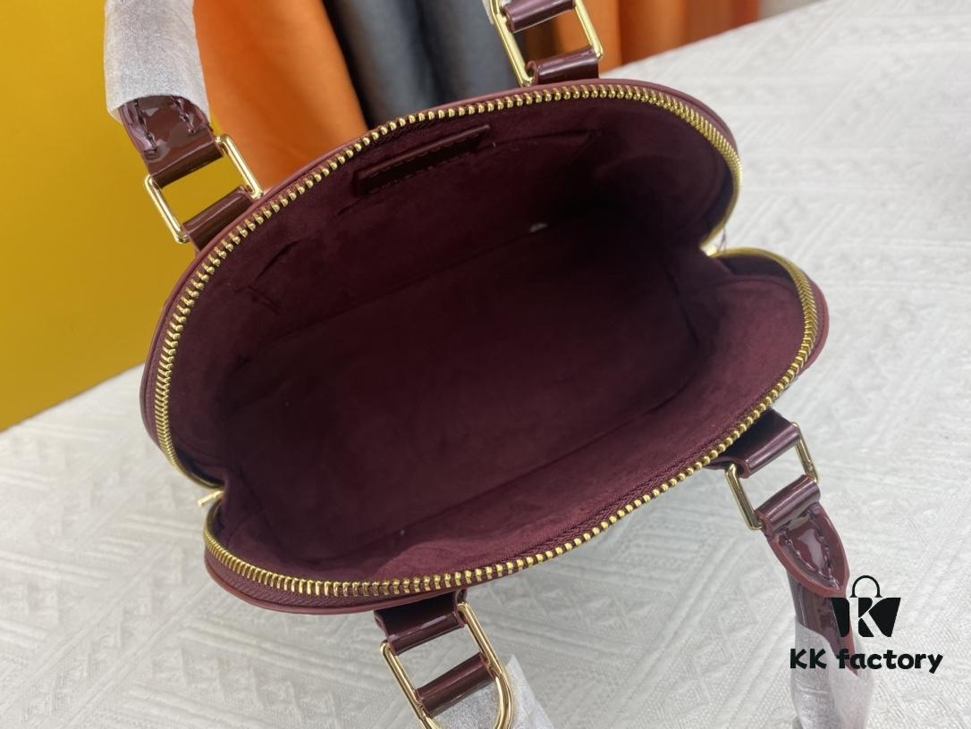 Authentic Exclusive Real Photo Background! M54395, M54785, 54786 This avant-garde and modern Tote Miroir Clutch made from smooth patent calf leather. 💁🏻 Featuring an oversized LV monogram, bold silhouette lines, unique design details, and equipped with a detachable new-style shoulder strap!