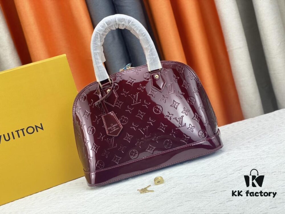 Authentic Exclusive Real Photo Background! M54395, M54785, 54786 This avant-garde and modern Tote Miroir Clutch Bag made from smooth patent calf leather. 💁🏻 Oversized LV letter print, bold silhouette lines, unique design pairing, comes with a detachable new-style shoulder strap! Size: Large 32.0×25.0×16.0cm, Small 25×17.5×11.5cm