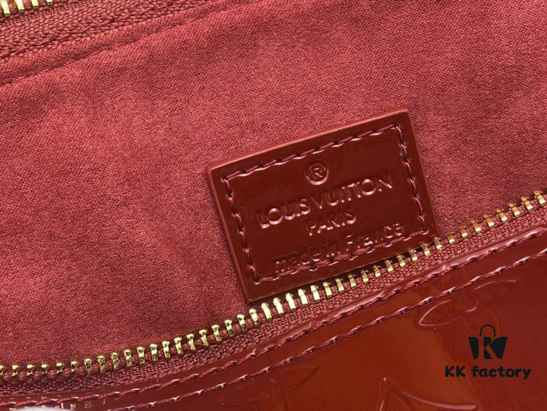 Authentic Exclusive Real-Photo Background! M54395, M54785, 54786 This avant-garde and modern Tote Miroir Clutch made from smooth patent calf leather. Large LV letter print, bold silhouette lines, unique design pairing, comes with a detachable new-style shoulder strap!