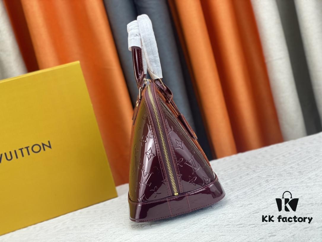 Authentic Exclusive Real Photo Background! M54395, M54785, 54786 This avant-garde and modern Tote Miroir Clutch Bag made from smooth patent calf leather. 💁🏻 Oversized LV letter print, bold silhouette lines, unique design pairing, comes with a detachable new-style shoulder strap! Size: Large 32.0×25.0×16.0cm, Small 25×17.5×11.5cm