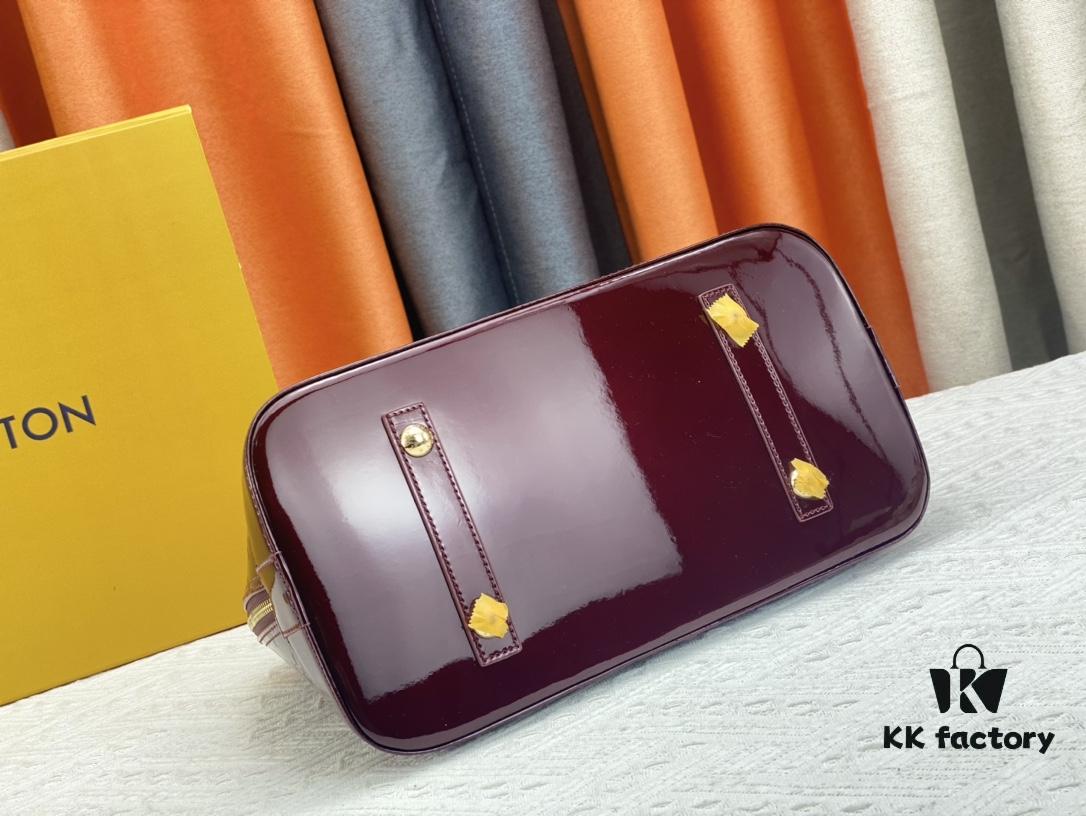 Authentic Exclusive Real Photo Background! M54395, M54785, 54786 This avant-garde and modern Tote Miroir Clutch Bag made from smooth patent calf leather. 💁🏻 Oversized LV letter print, bold silhouette lines, unique design pairing, comes with a detachable new-style shoulder strap! Size: Large 32.0×25.0×16.0cm, Small 25×17.5×11.5cm