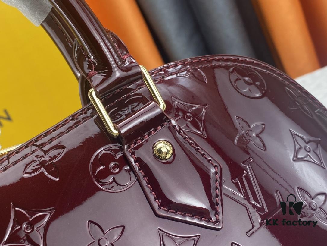 Authentic Exclusive Real Photo Background! M54395, M54785, 54786 This avant-garde and modern Tote Miroir Clutch Bag made from smooth patent calf leather. 💁🏻 Oversized LV letter print, bold silhouette lines, unique design pairing, comes with a detachable new-style shoulder strap! Size: Large 32.0×25.0×16.0cm, Small 25×17.5×11.5cm