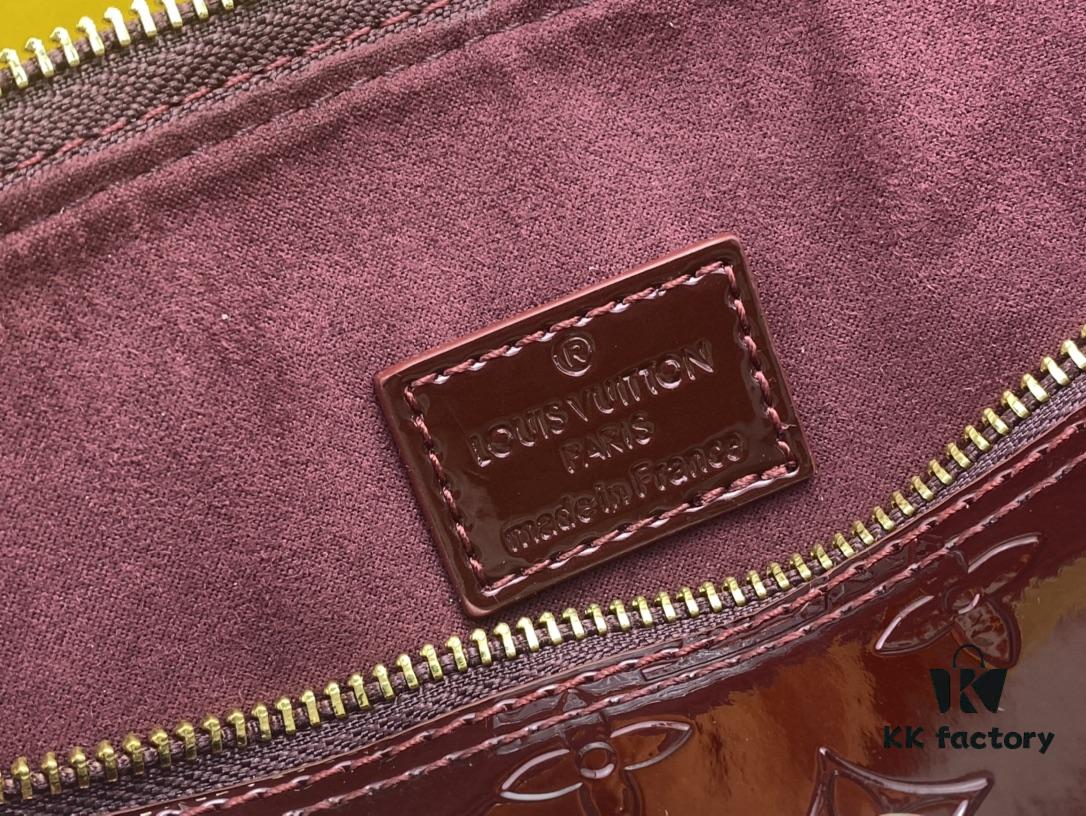 Authentic Exclusive Real Photo Background! M54395, M54785, 54786 This avant-garde and modern Tote Miroir Clutch Bag made from smooth patent calf leather. 💁🏻 Oversized LV letter print, bold silhouette lines, unique design pairing, comes with a detachable new-style shoulder strap! Size: Large 32.0×25.0×16.0cm, Small 25×17.5×11.5cm