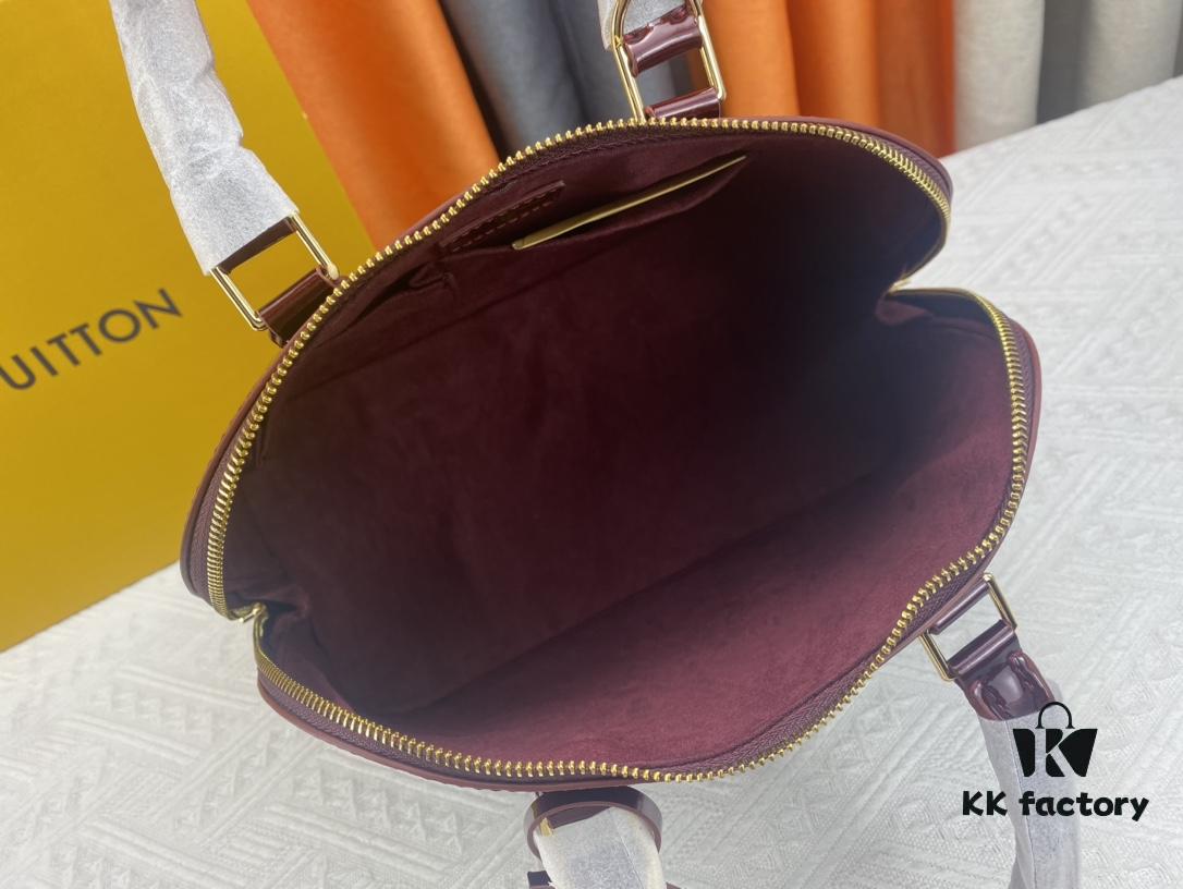 Authentic Exclusive Real Photo Background! M54395, M54785, 54786 This avant-garde and modern Tote Miroir Clutch Bag made from smooth patent calf leather. 💁🏻 Oversized LV letter print, bold silhouette lines, unique design pairing, comes with a detachable new-style shoulder strap! Size: Large 32.0×25.0×16.0cm, Small 25×17.5×11.5cm