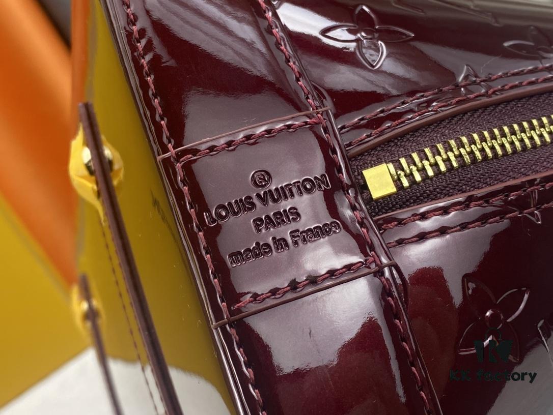 Authentic Exclusive Real Photo Background! M54395, M54785, 54786 This avant-garde and modern Tote Miroir Clutch Bag made from smooth patent calf leather. 💁🏻 Oversized LV letter print, bold silhouette lines, unique design pairing, comes with a detachable new-style shoulder strap! Size: Large 32.0×25.0×16.0cm, Small 25×17.5×11.5cm