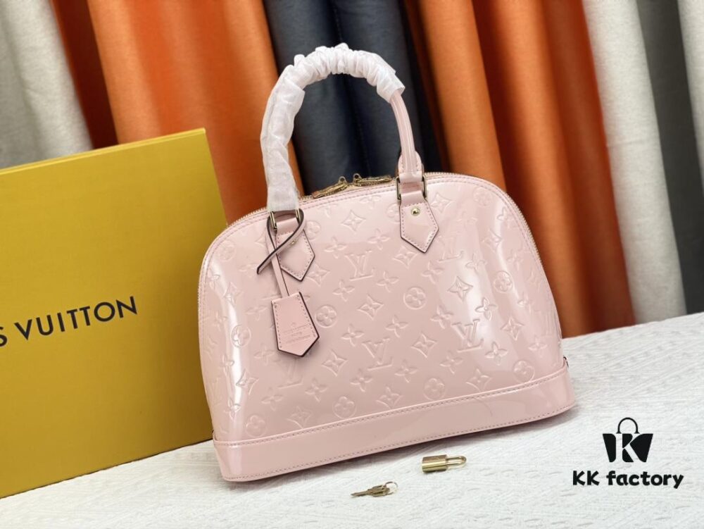 Authentic Exclusive Photo Background! M54395, M54785, 54786 This avant-garde and modern Tote Miroir Clutch made from smooth patent calf leather. 💁🏻 Oversized LV letter print, bold silhouette lines, unique design pairing, features a detachable new-style shoulder strap!