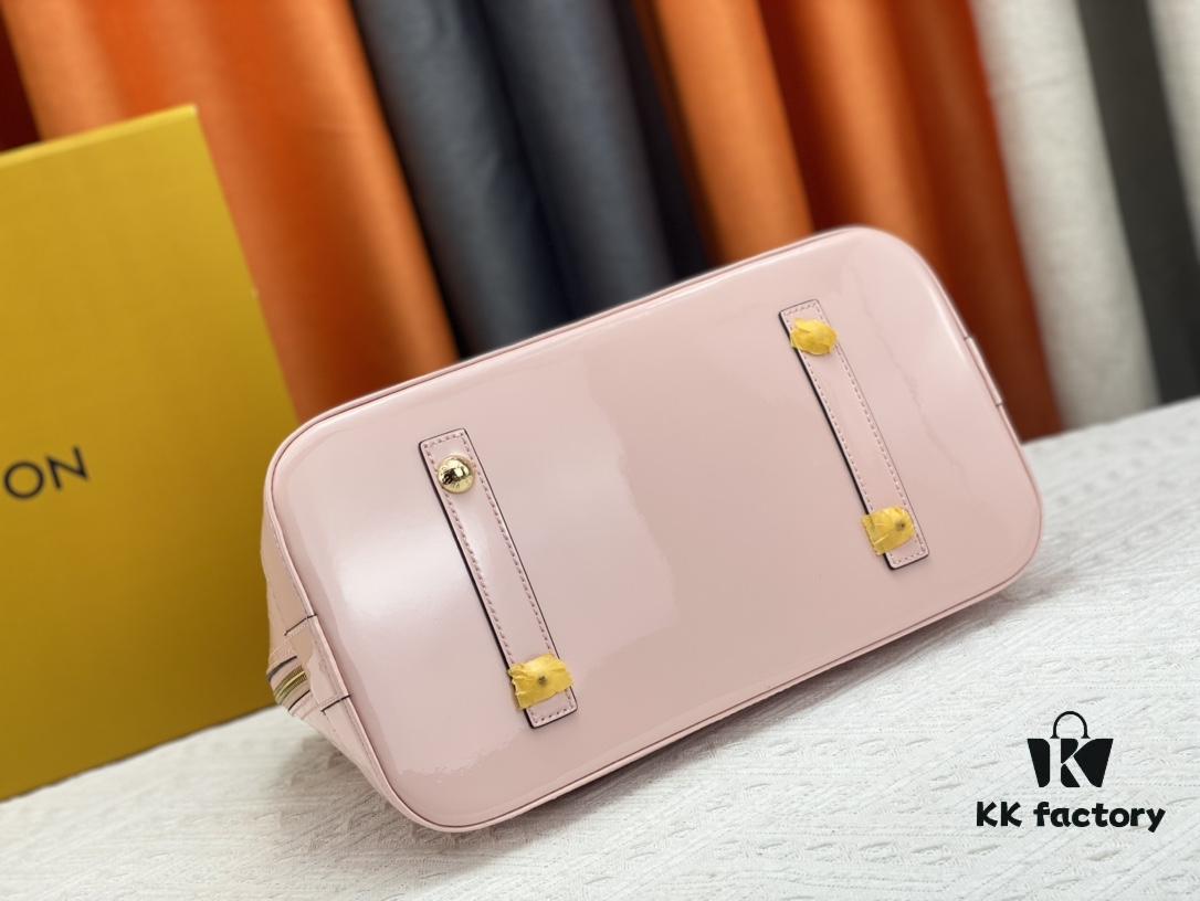 Authentic Exclusive Photo Background! M54395, M54785, 54786 This avant-garde and modern Tote Miroir Clutch made from smooth patent calf leather. 💁🏻 Oversized LV letter print, bold silhouette lines, unique design pairing, features a detachable new-style shoulder strap!