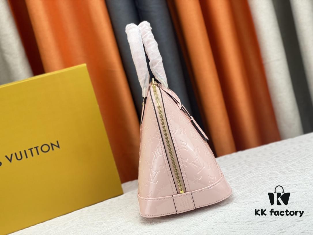 Authentic Exclusive Photo Background! M54395, M54785, 54786 This avant-garde and modern Tote Miroir Clutch made from smooth patent calf leather. 💁🏻 Oversized LV letter print, bold silhouette lines, unique design pairing, features a detachable new-style shoulder strap!