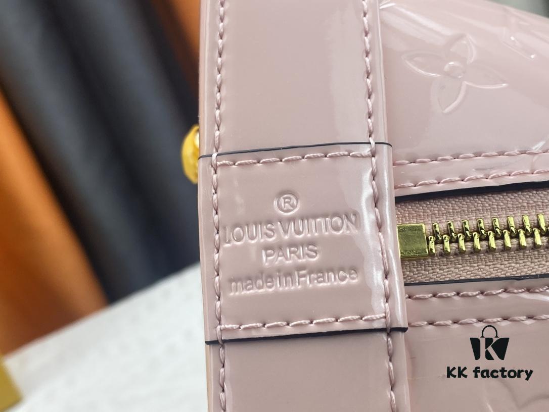 Authentic Exclusive Photo Background! M54395, M54785, 54786 This avant-garde and modern Tote Miroir Clutch made from smooth patent calf leather. 💁🏻 Oversized LV letter print, bold silhouette lines, unique design pairing, features a detachable new-style shoulder strap!