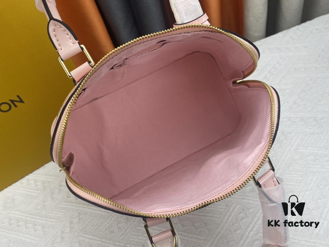 Authentic Exclusive Photo Background! M54395, M54785, 54786 This avant-garde and modern Tote Miroir Clutch made from smooth patent calf leather. 💁🏻 Oversized LV letter print, bold silhouette lines, unique design pairing, features a detachable new-style shoulder strap!