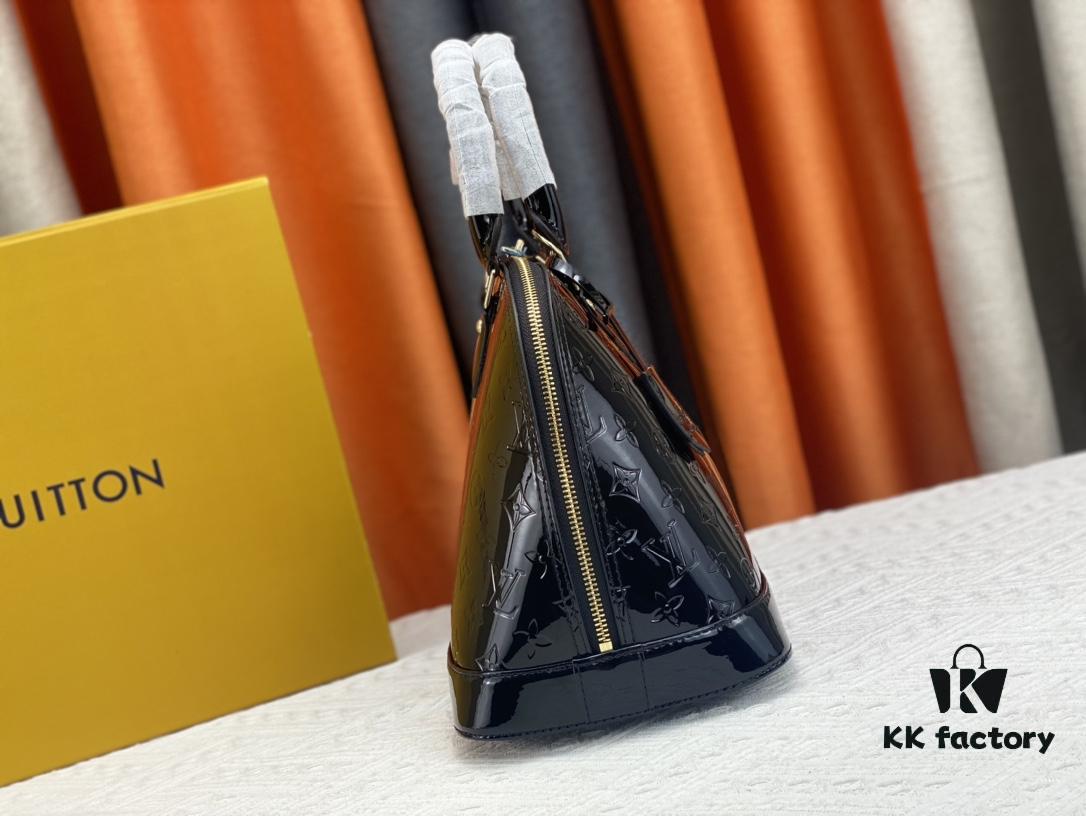 Authentic Exclusive Real-Shot Background! M54395, M54785, 54786 This avant-garde and modern Tote Miroir Clutch made from smooth patent calf leather. Featuring an oversized LV monogram, bold silhouette lines, and a distinctive design paired with a detachable new-style shoulder strap!