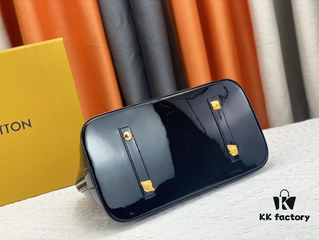 Authentic Exclusive Real-Shot Background! M54395, M54785, 54786 This avant-garde and modern Tote Miroir Clutch made from smooth patent calf leather. Featuring an oversized LV monogram, bold silhouette lines, and a distinctive design paired with a detachable new-style shoulder strap!