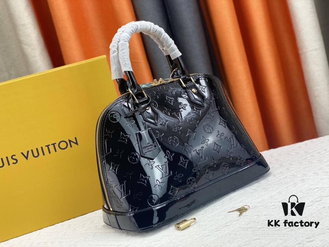 Authentic Exclusive Real-Shot Background! M54395, M54785, 54786 This avant-garde and modern Tote Miroir Clutch made from smooth patent calf leather. Featuring an oversized LV monogram, bold silhouette lines, and a distinctive design paired with a detachable new-style shoulder strap!