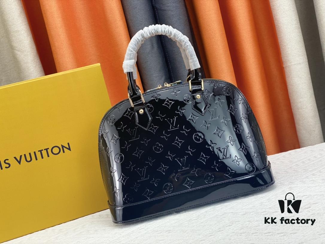 Authentic Exclusive Real-Shot Background! M54395, M54785, 54786 This avant-garde and modern Tote Miroir Clutch made from smooth patent calf leather. Featuring an oversized LV monogram, bold silhouette lines, and a distinctive design paired with a detachable new-style shoulder strap!