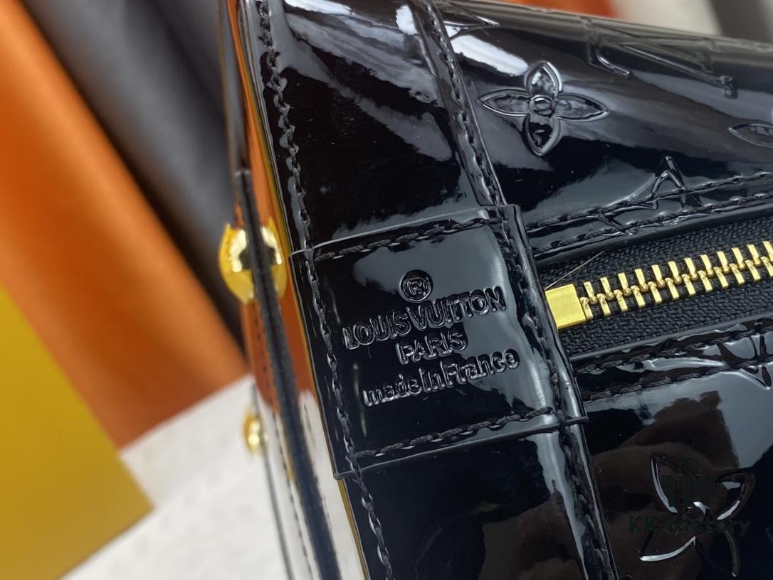 Authentic Exclusive Real-Shot Background! M54395, M54785, 54786 This avant-garde and modern Tote Miroir Clutch made from smooth patent calf leather. Featuring an oversized LV monogram, bold silhouette lines, and a distinctive design paired with a detachable new-style shoulder strap!