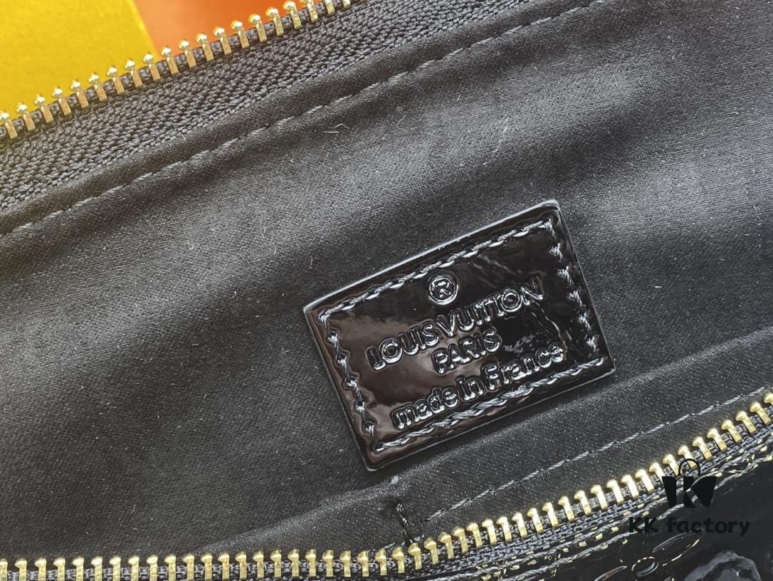 Authentic Exclusive Real-Shot Background! M54395, M54785, 54786 This avant-garde and modern Tote Miroir Clutch made from smooth patent calf leather. Featuring an oversized LV monogram, bold silhouette lines, and a distinctive design paired with a detachable new-style shoulder strap!