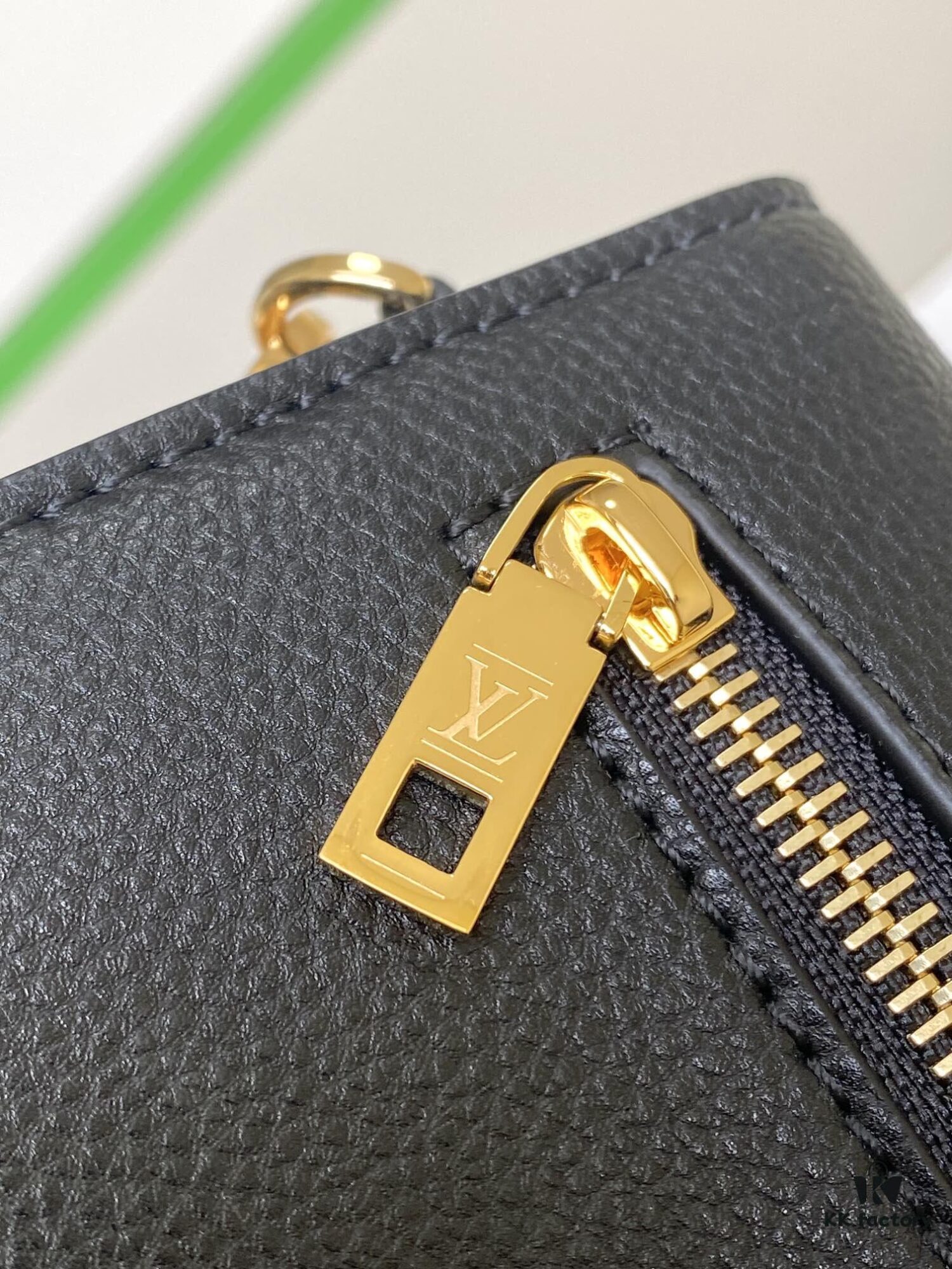 M22952 Brown M22792 Gray M22735 Black Top-Quality Original Surplus Oxford Handbag Made of Soft Grained Leather with Shining Metal Hardware Showcasing Brand Elegance