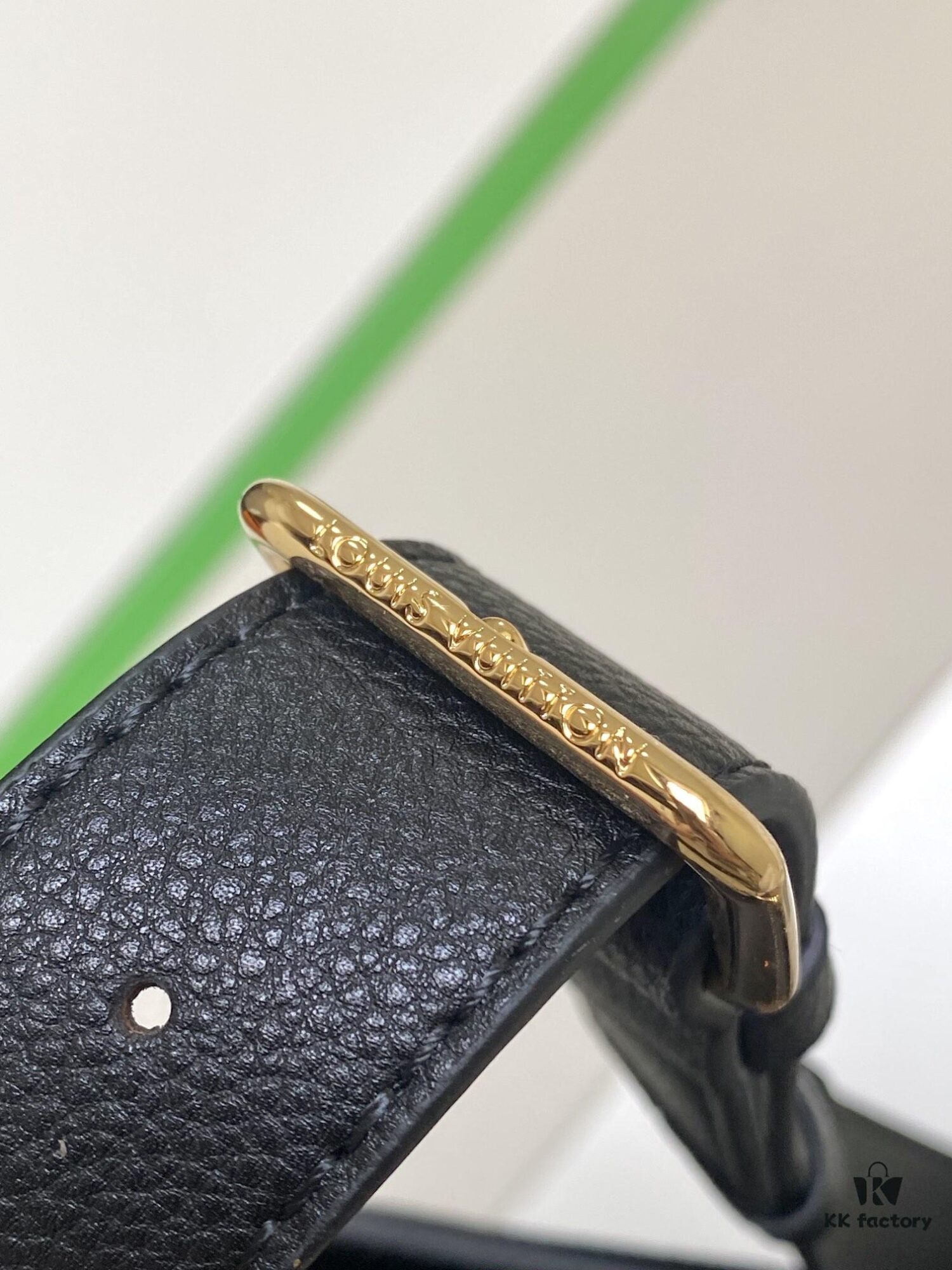 M22952 Brown M22792 Gray M22735 Black Top-Quality Original Surplus Oxford Handbag Made of Soft Grained Leather with Shining Metal Hardware Showcasing Brand Elegance