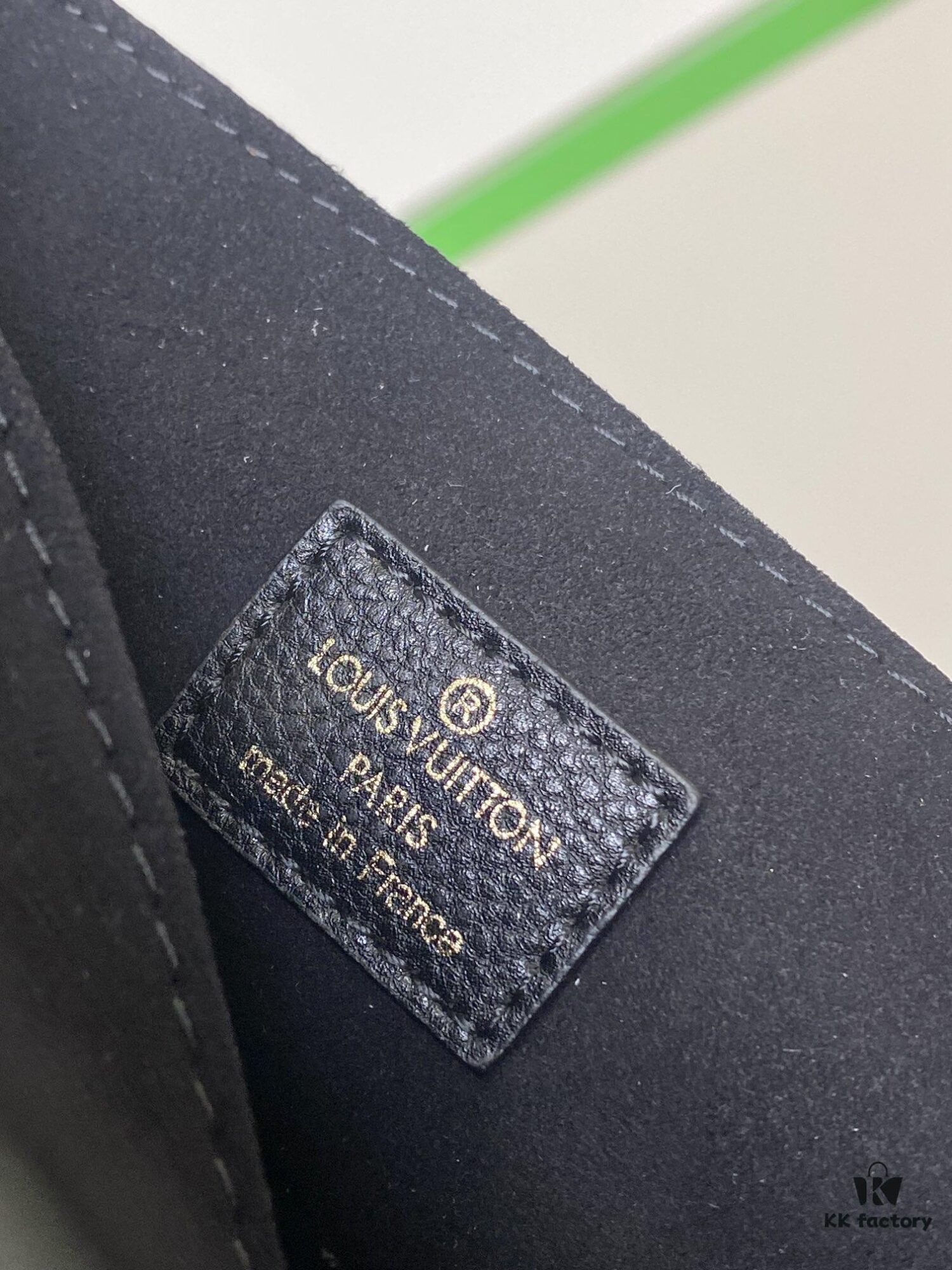 M22952 Brown M22792 Gray M22735 Black Top-Quality Original Surplus Oxford Handbag Made of Soft Grained Leather with Shining Metal Hardware Showcasing Brand Elegance